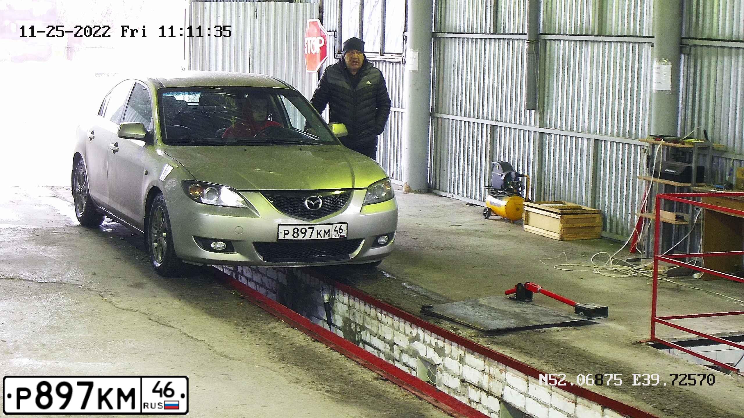 Фото автомобиля MAZDA 3, 2006 — госномер Р897КМ46. Цвет: СЕРЫЙ