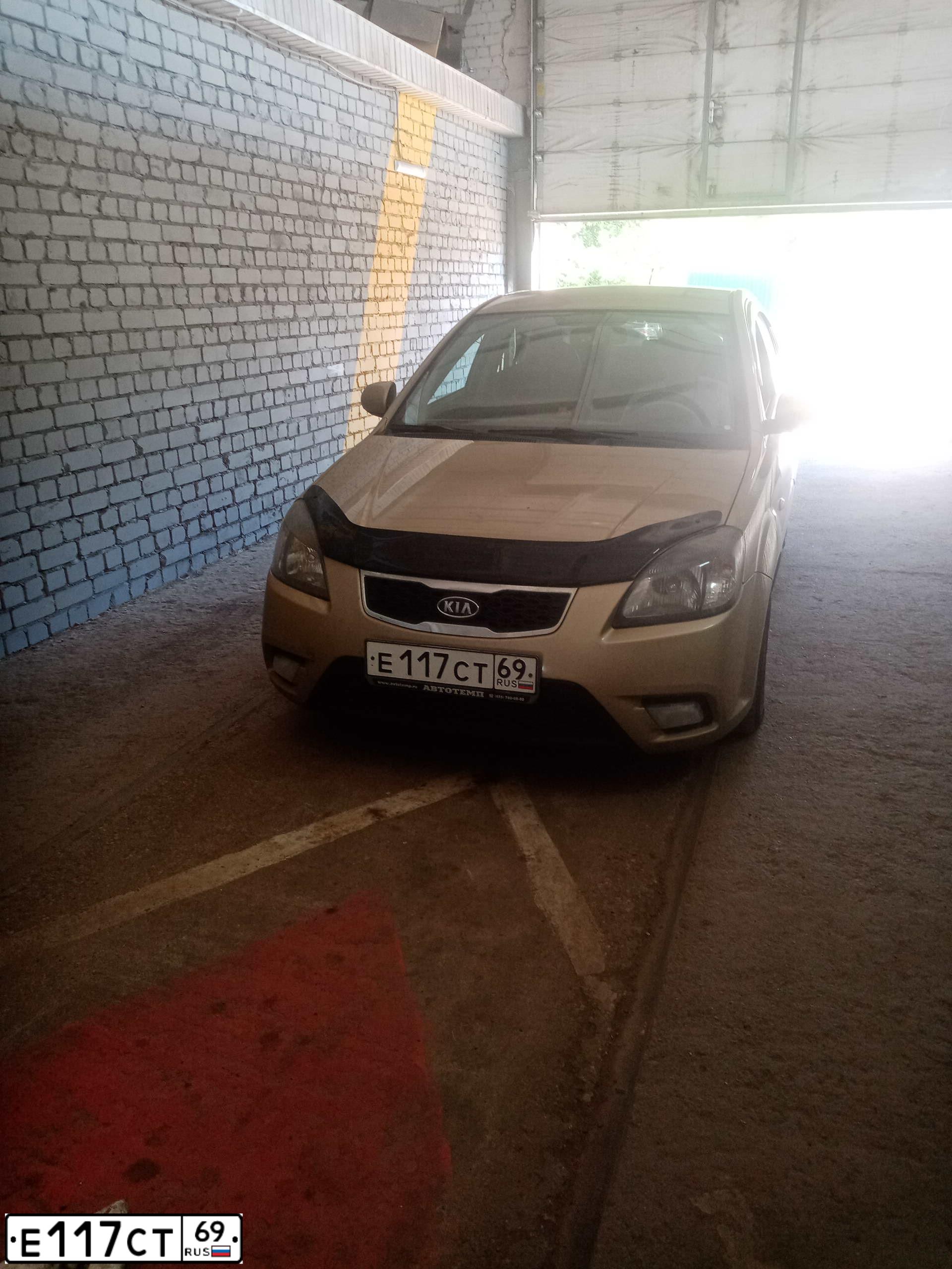 Фото автомобиля KIA RIO, 2009 — госномер Е117СТ69. Цвет: БЕЖЕВЫЙ