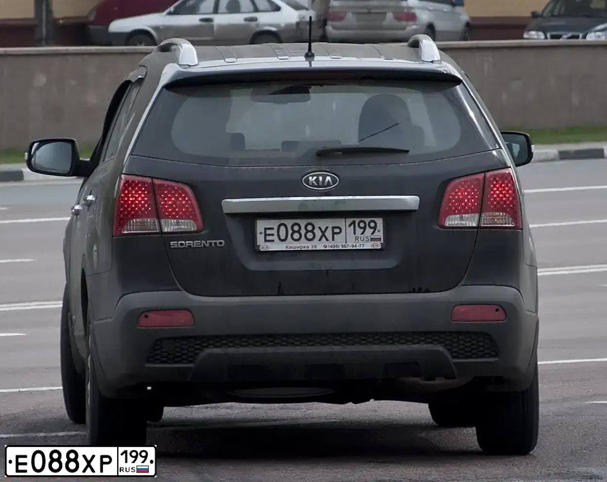 Фото автомобиля KIA SORENTO, 2010 — госномер Е088ХР199. Цвет: ТЕМНО-СИНИЙ