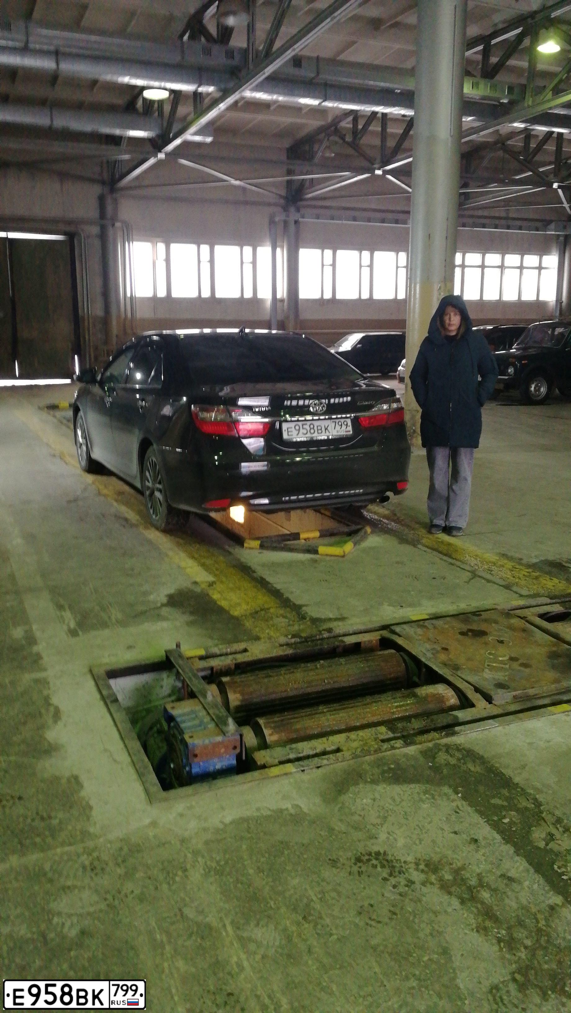 Фото автомобиля TOYOTA CAMRY, 2016 — госномер Т005СМ777. Цвет: ЧЕРНЫЙ МЕТАЛЛИК