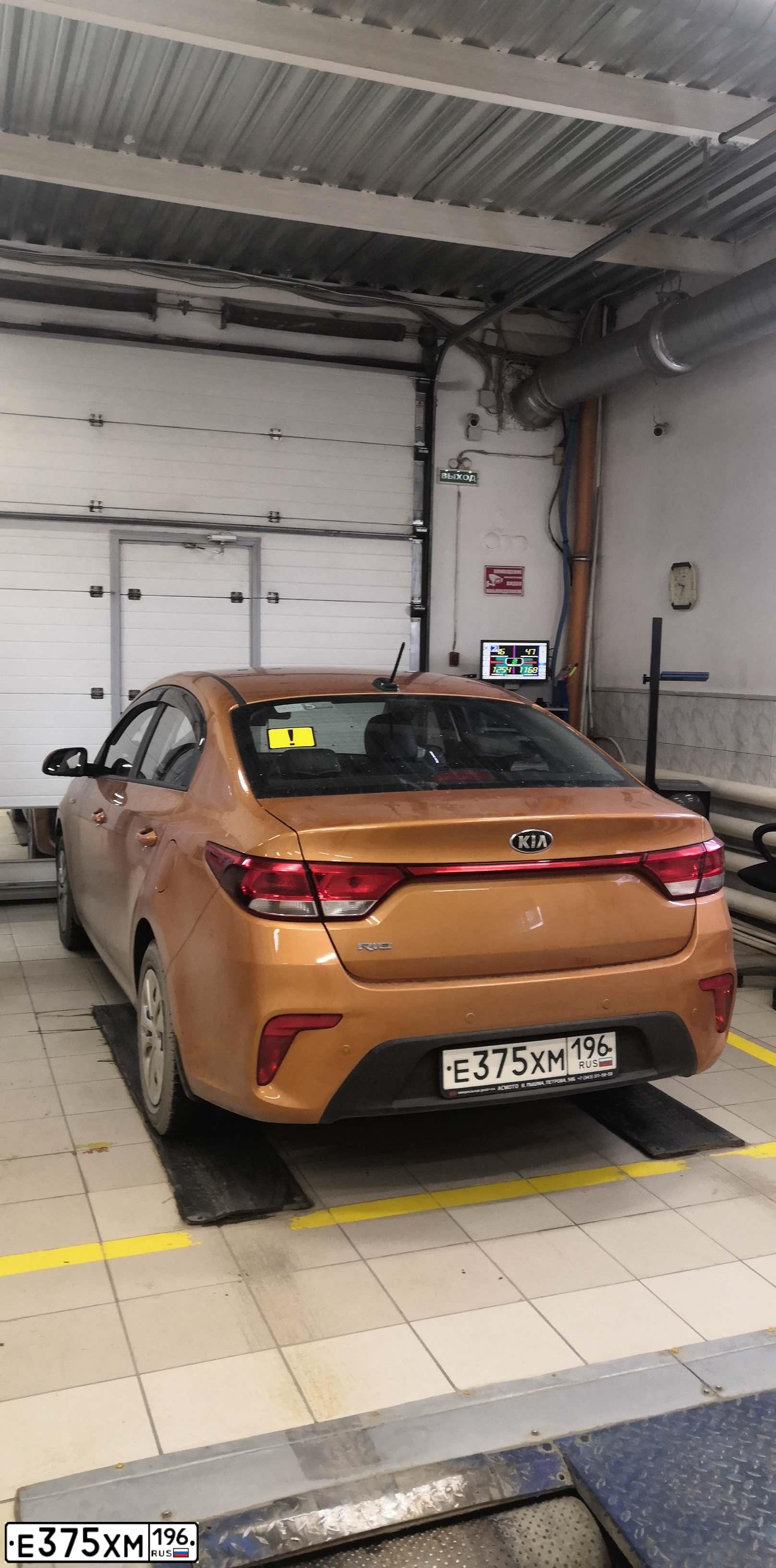Фото автомобиля KIA RIO, 2017 — госномер Е375ХМ196. Цвет: ОРАНЖЕВЫЙ