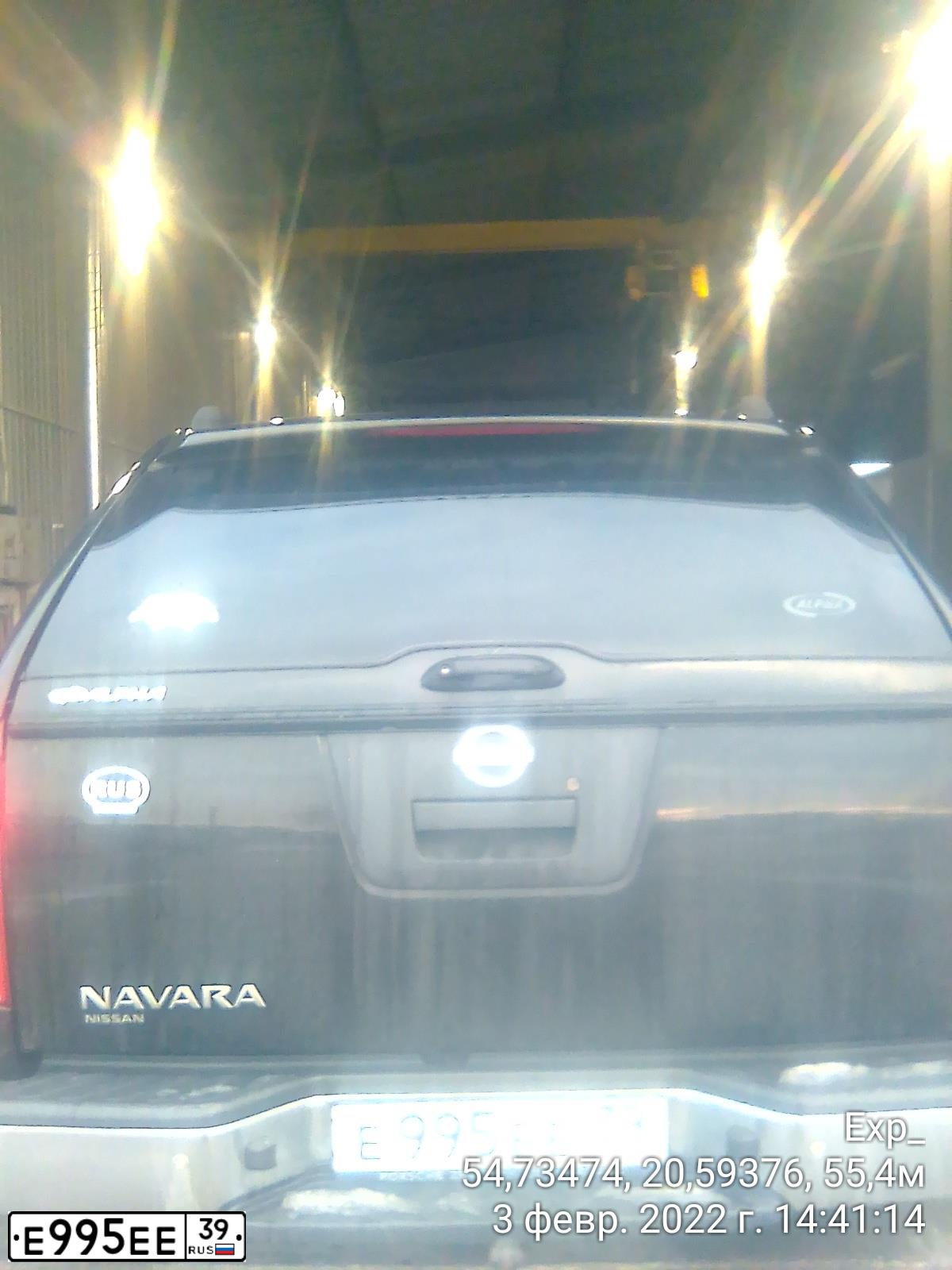 Фото автомобиля NISSAN NAVARA, 2008 — госномер Е995ЕЕ39. Цвет: ЧЕРНЫЙ