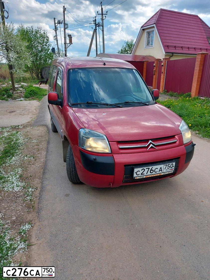 Фото автомобиля CITROEN BERLINGO, 2006 — госномер Е677СЕ790. Цвет: Красный