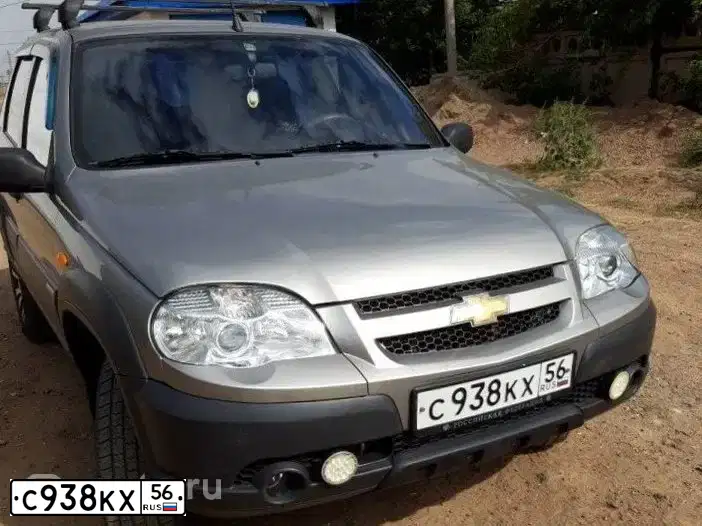 Фото автомобиля CHEVROLET NIVA, 2010 — госномер Х485ТК56. Цвет: СЕРО-КОРИЧНЕВЫЙ МЕТАЛЛИК