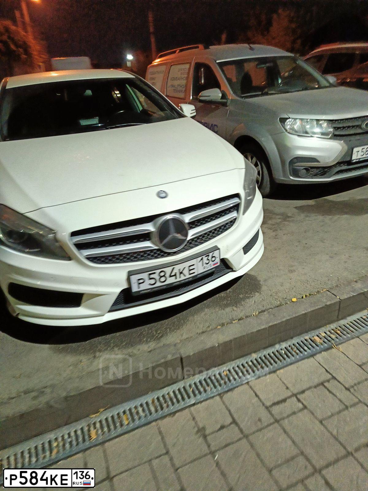 Фото автомобиля MERCEDES A-KLASSE, 2013 — госномер Р584КЕ136. Цвет: Белый
