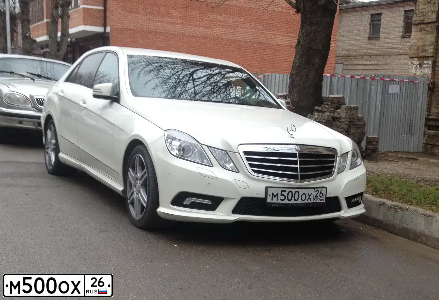 Фото автомобиля MERCEDES E-KLASSE, 2009 — госномер М500ОХ26. Цвет: Белый