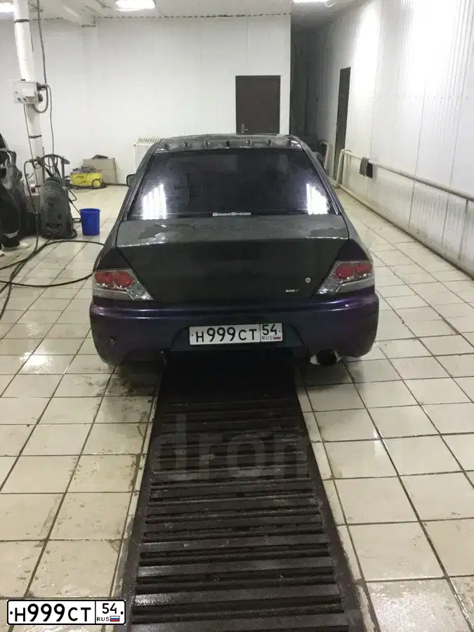 Фото автомобиля MITSUBISHI LANCER, 2005 — госномер К001ОА24. Цвет: ФИОЛЕТОВЫЙ