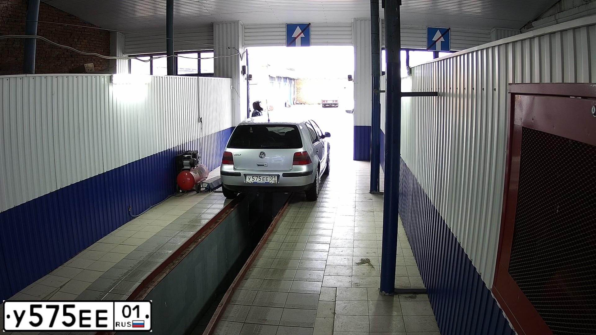 Фото автомобиля VOLKSWAGEN GOLF, 2001 — госномер У575ЕЕ01. Цвет: СЕРЕБРИСТЫЙ