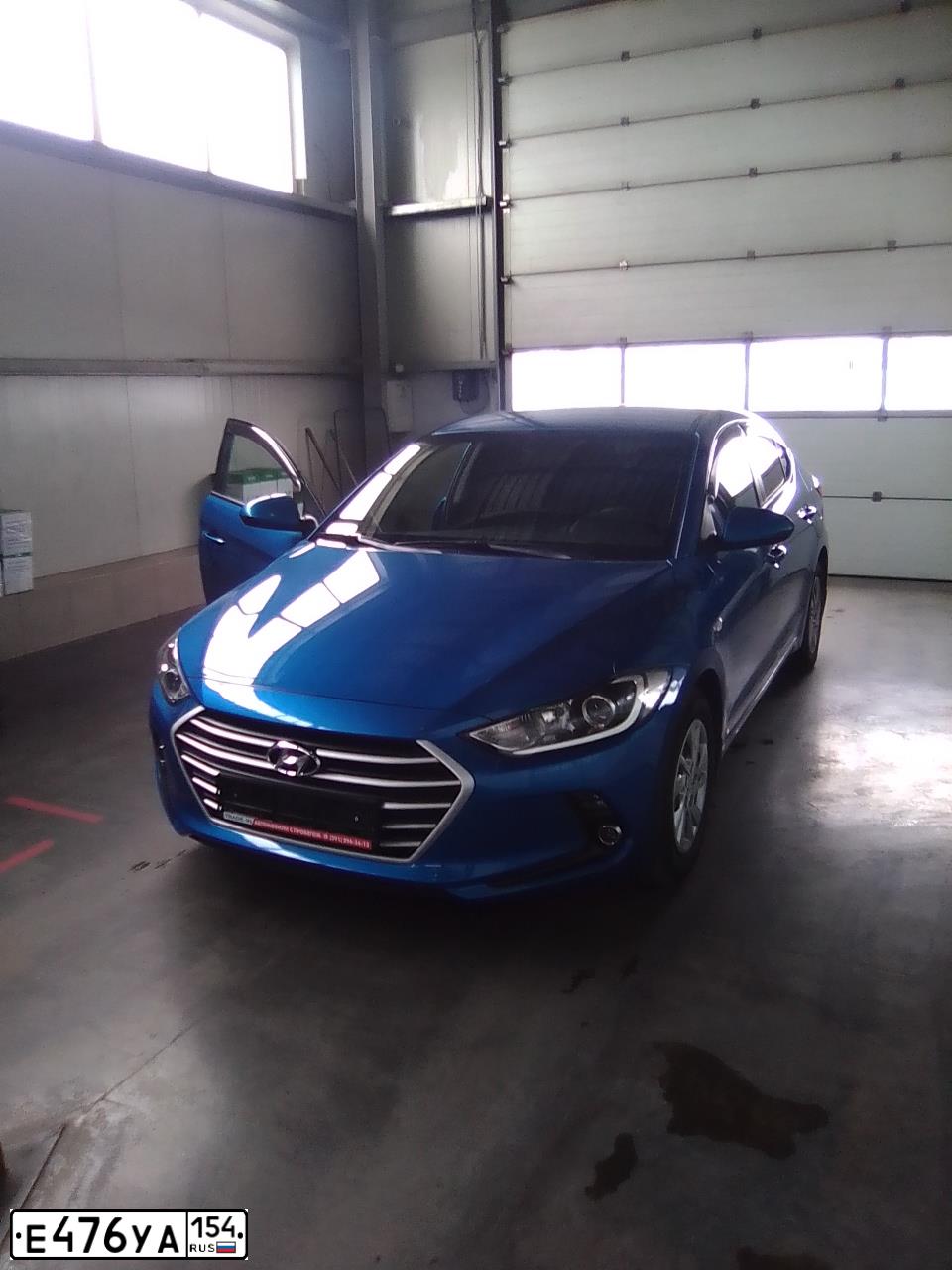 Фото автомобиля HYUNDAI ELANTRA, 2017 — госномер Т410СМ124. Цвет: синий