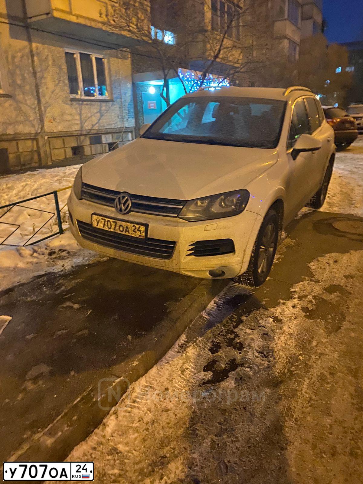 Фото автомобиля VOLKSWAGEN TOUAREG, 2014 — госномер Н800КА24. Цвет: Белый