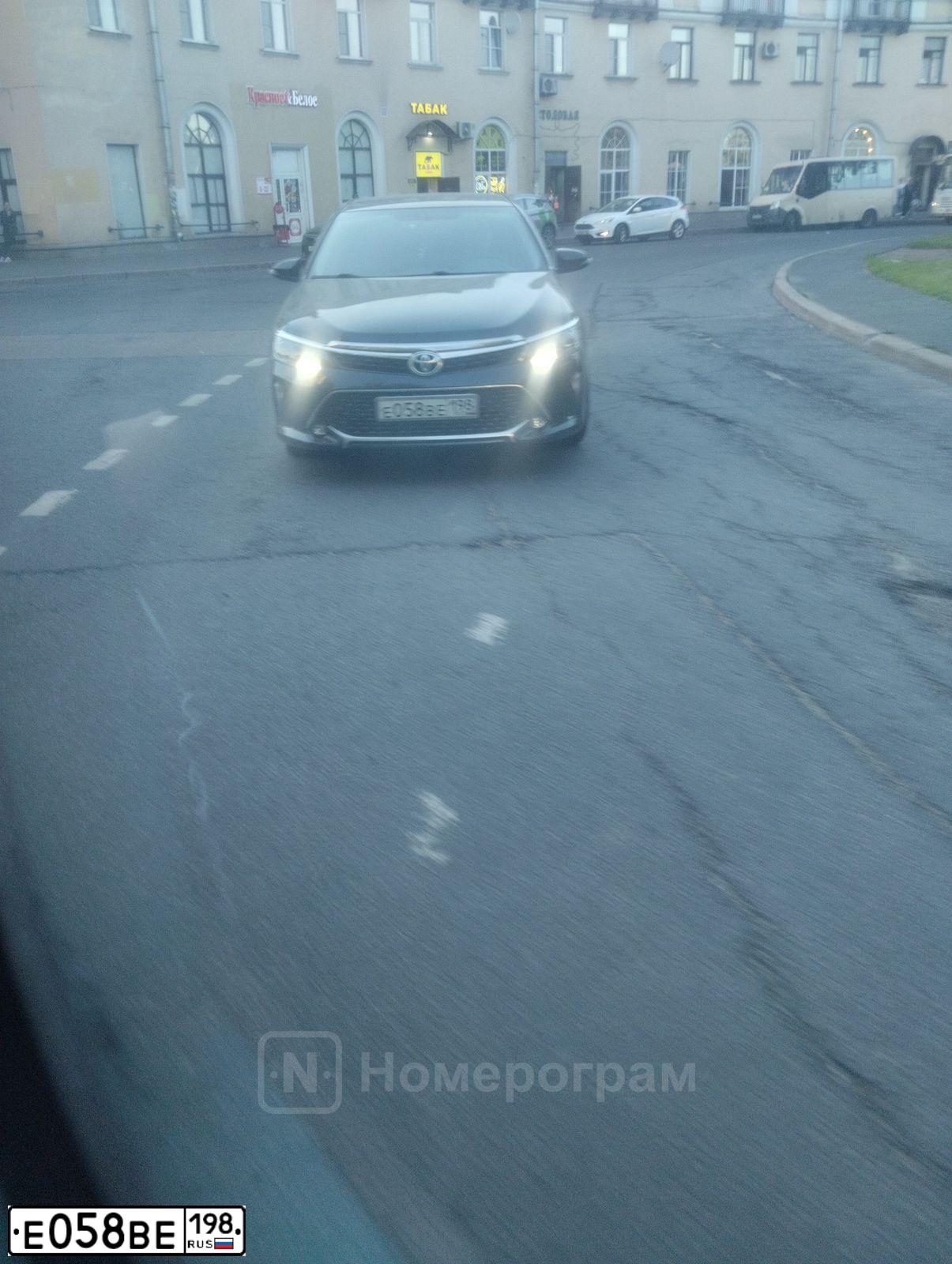 Фото автомобиля TOYOTA CAMRY, 2017 — госномер В777УМ98. Цвет: ТЕМНО-СЕРЫЙ МЕТАЛЛИК