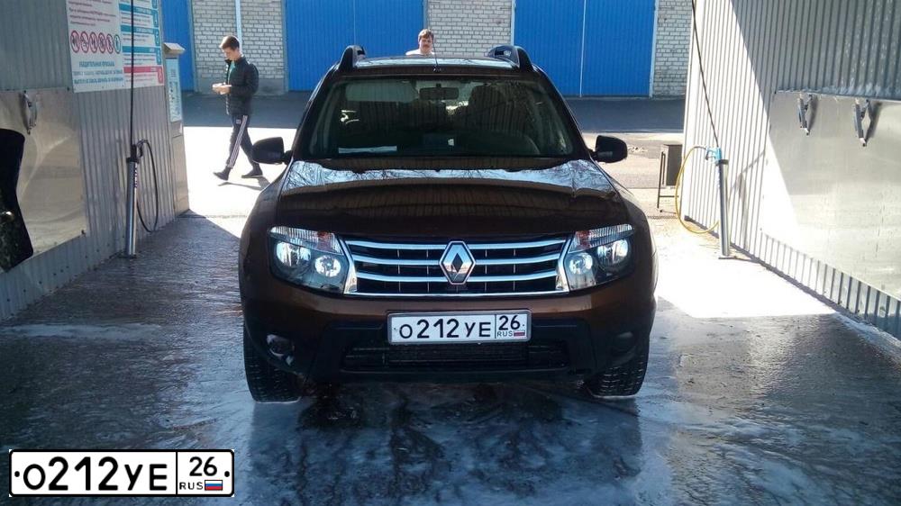 Фото автомобиля RENAULT DUSTER, 2012 — госномер О212УЕ26. Цвет: Коричневый