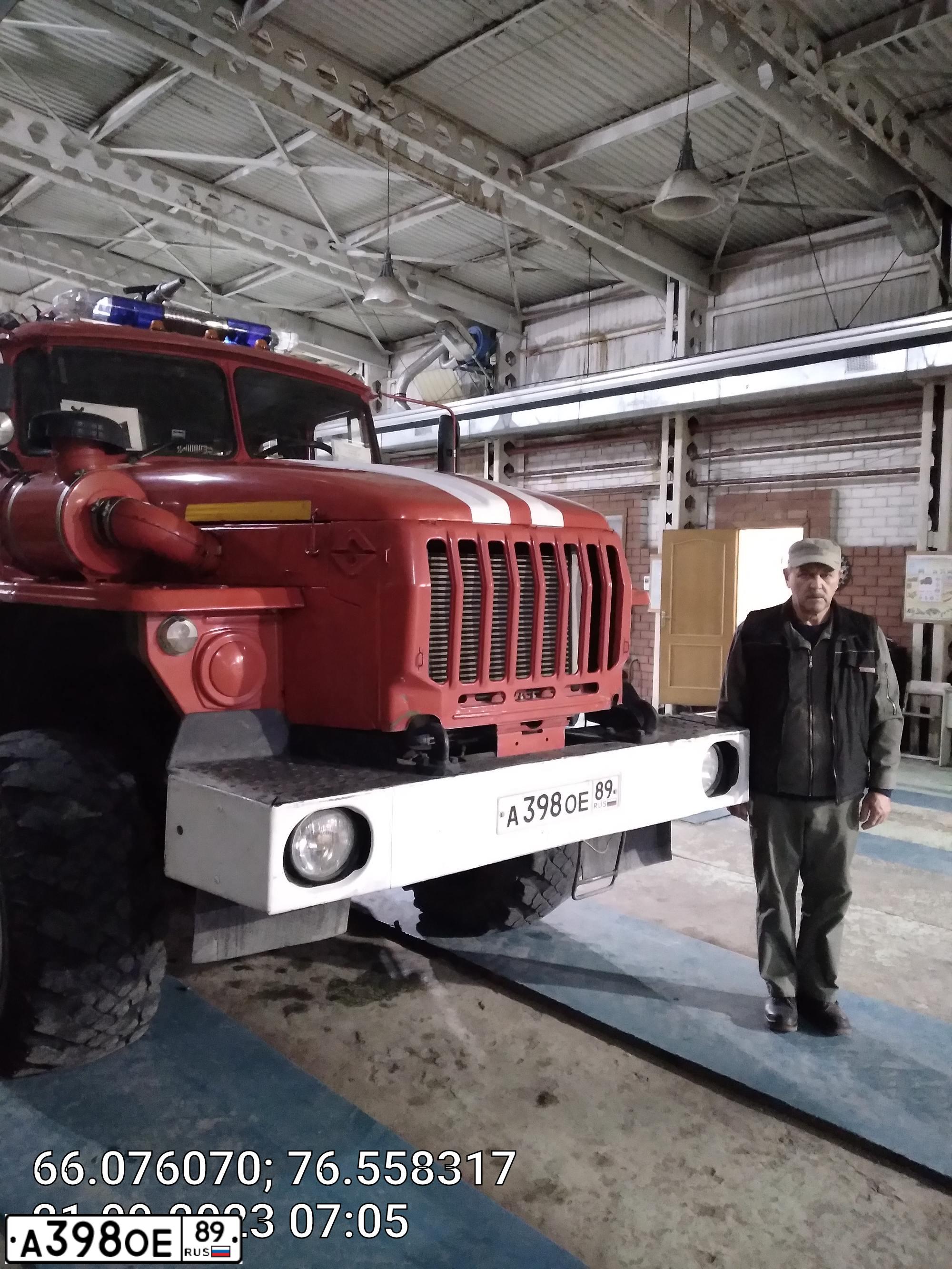 Фото автомобиля URAL 5557 /6X6/, 2012 — госномер А398ОЕ89. Цвет: ЦВ СХ А6 ПО ГОСТ Р 50574-2019