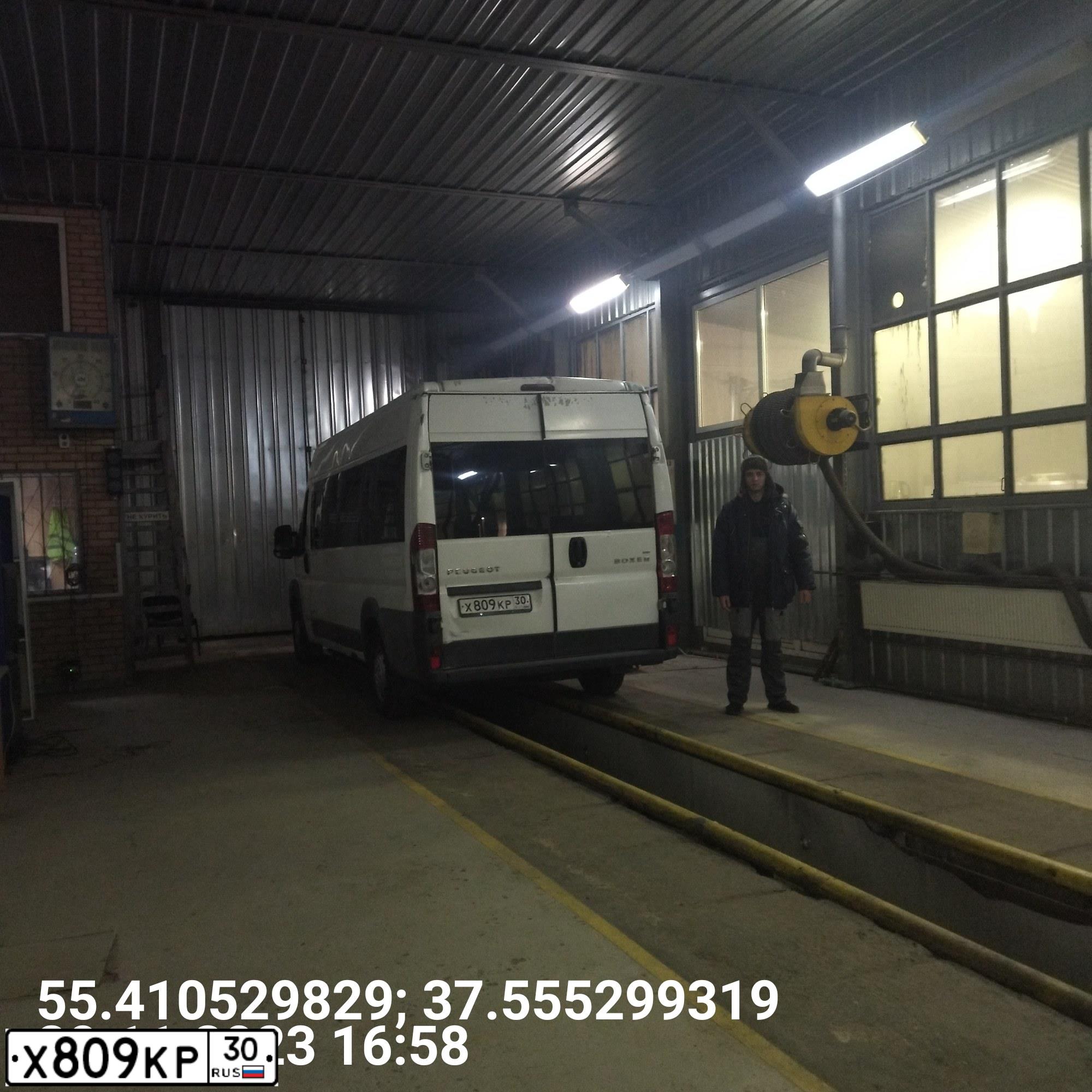 Фото автомобиля PEUGEOT BOXER, 2012 — госномер Х809КР30. Цвет: БЕЛЫЙ
