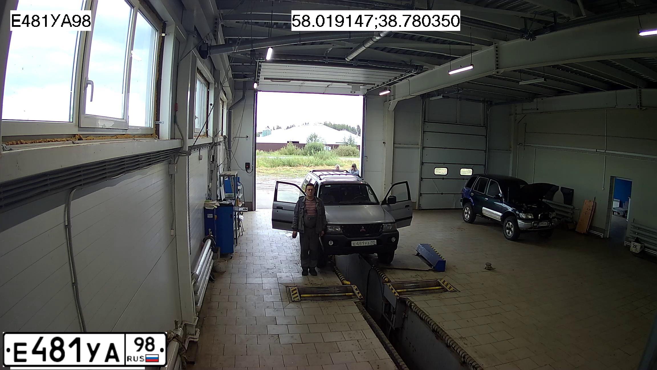 Фото автомобиля MITSUBISHI MONTERO, 2000 — госномер Е481УА98. Цвет: СЕРЫЙ