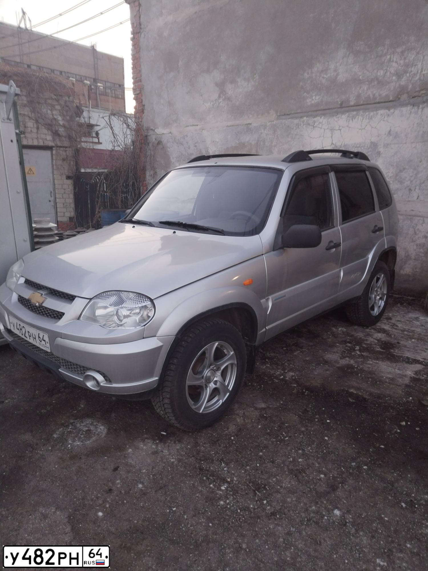 Фото автомобиля CHEVROLET NIVA, 2004 — госномер У482РН64. Цвет: СЕРЕБРИСТЫЙ