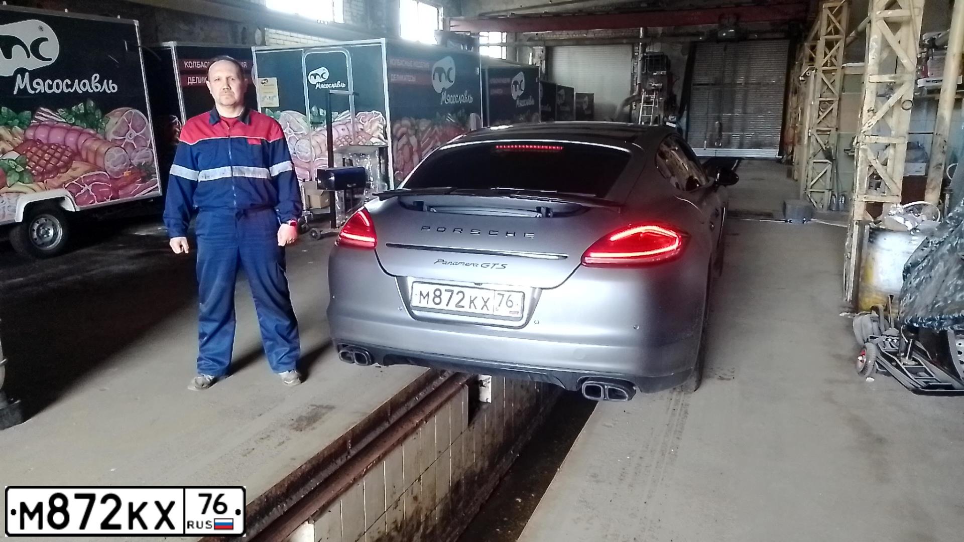Фото автомобиля PORSCHE PANAMERA, 2012 — госномер С117СС76. Цвет: синий