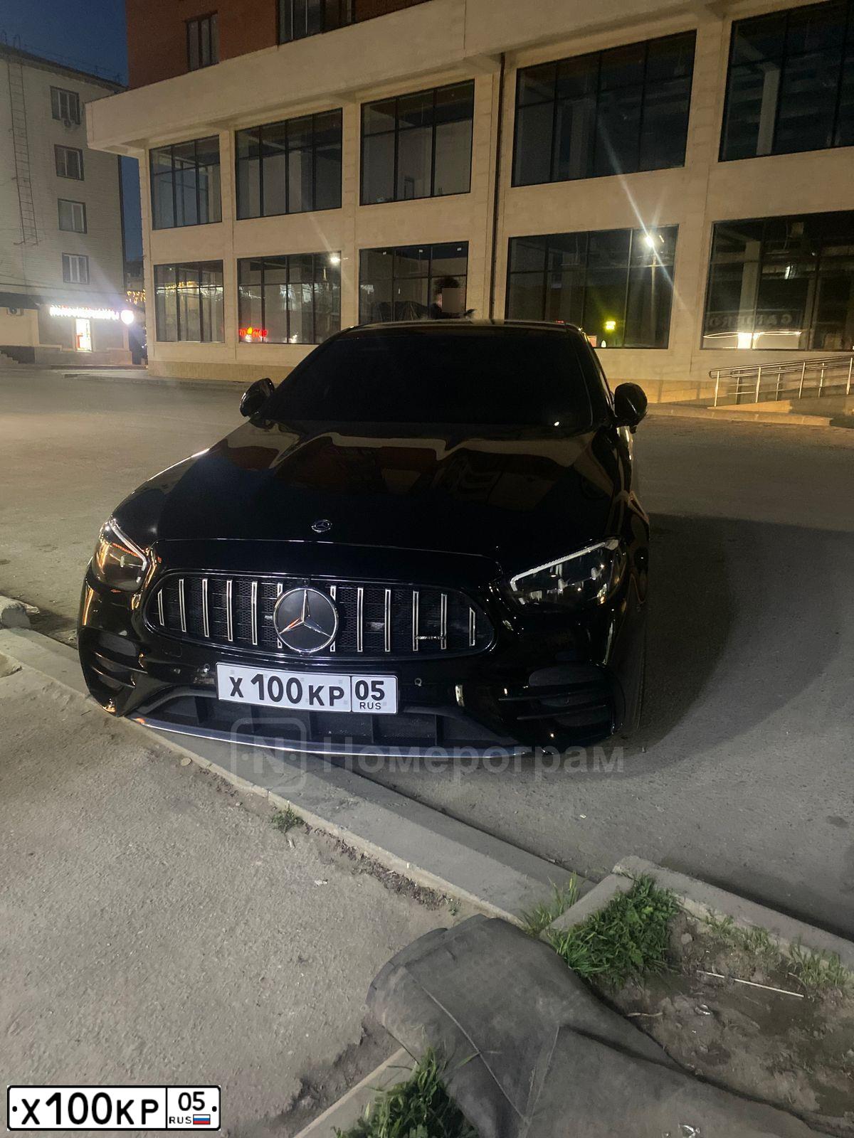 Фото автомобиля MERCEDES E-KLASSE, 2020 — госномер Х100КР05. Цвет: ЧЕРНЫЙ