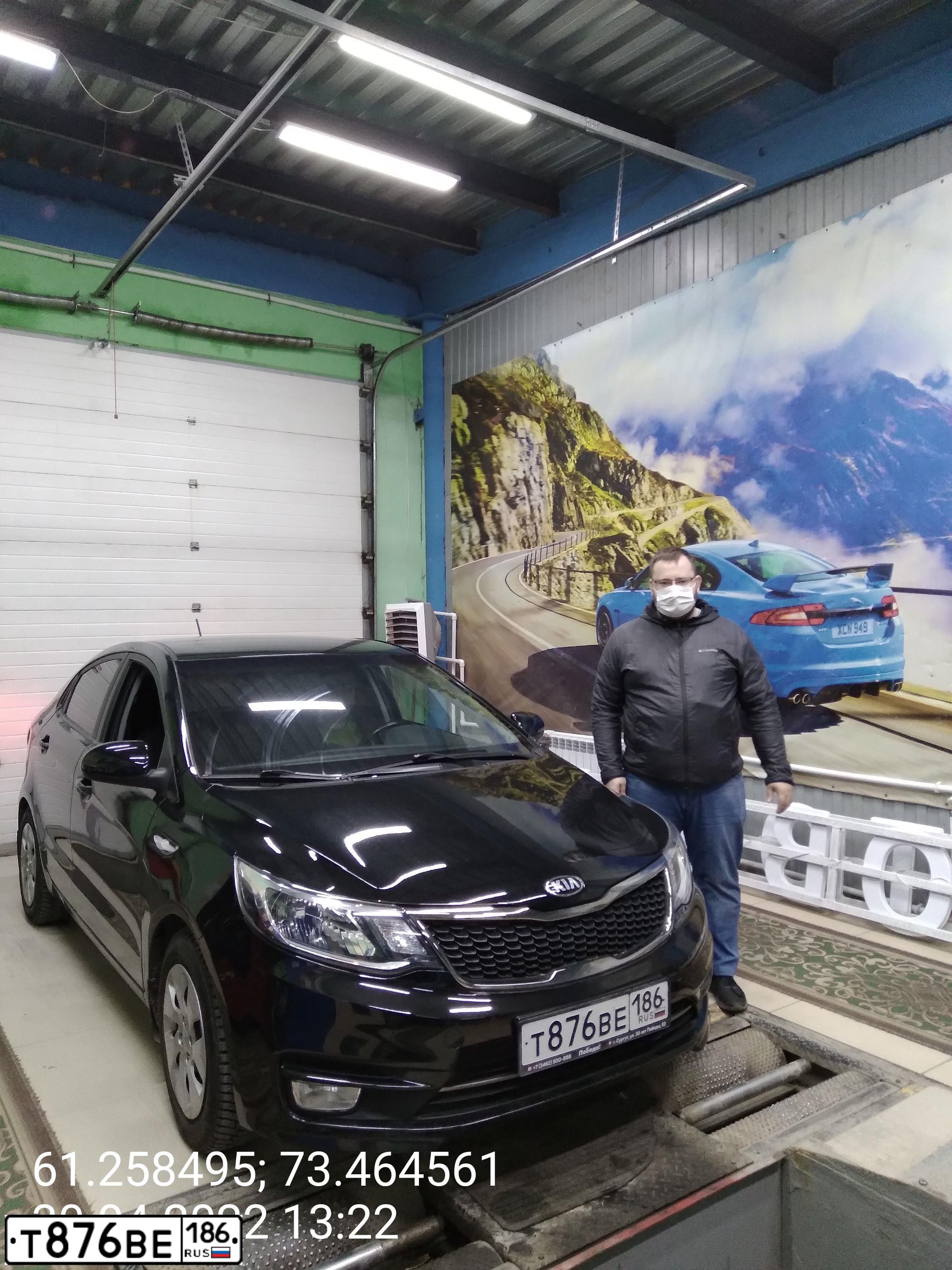 Фото автомобиля KIA RIO, 2016 — госномер Р363ММ186. Цвет: ЧЕРНЫЙ