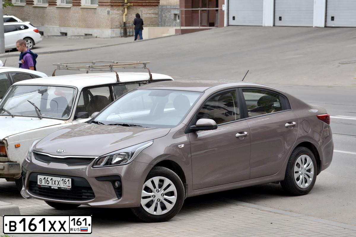 Фото автомобиля KIA RIO, 2018 — госномер В161ХХ161. Цвет: СВЕТЛО-КОРИЧНЕВЫЙ