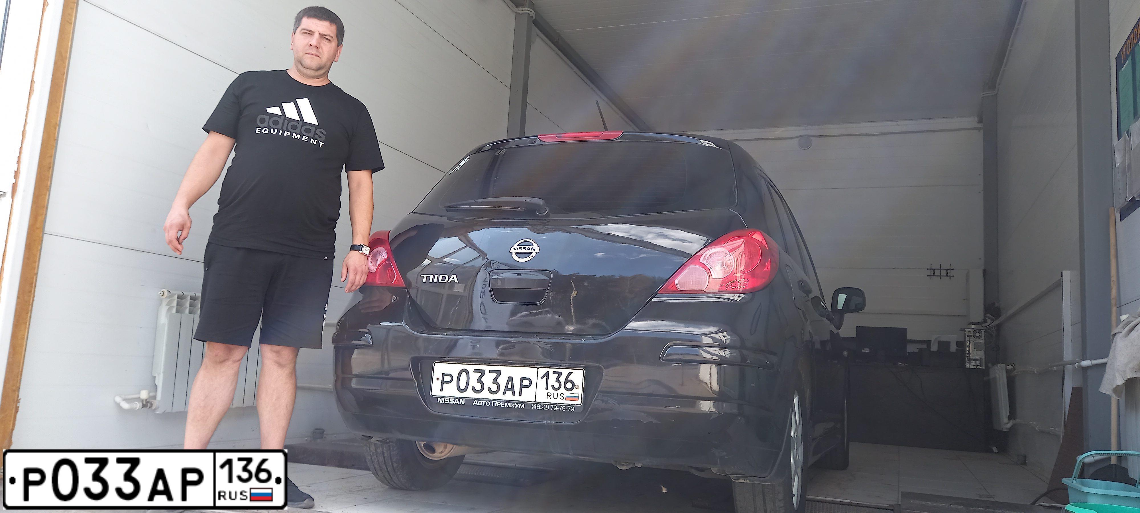 Фото автомобиля NISSAN TIIDA, 2010 — госномер Р033АР136. Цвет: Коричневый
