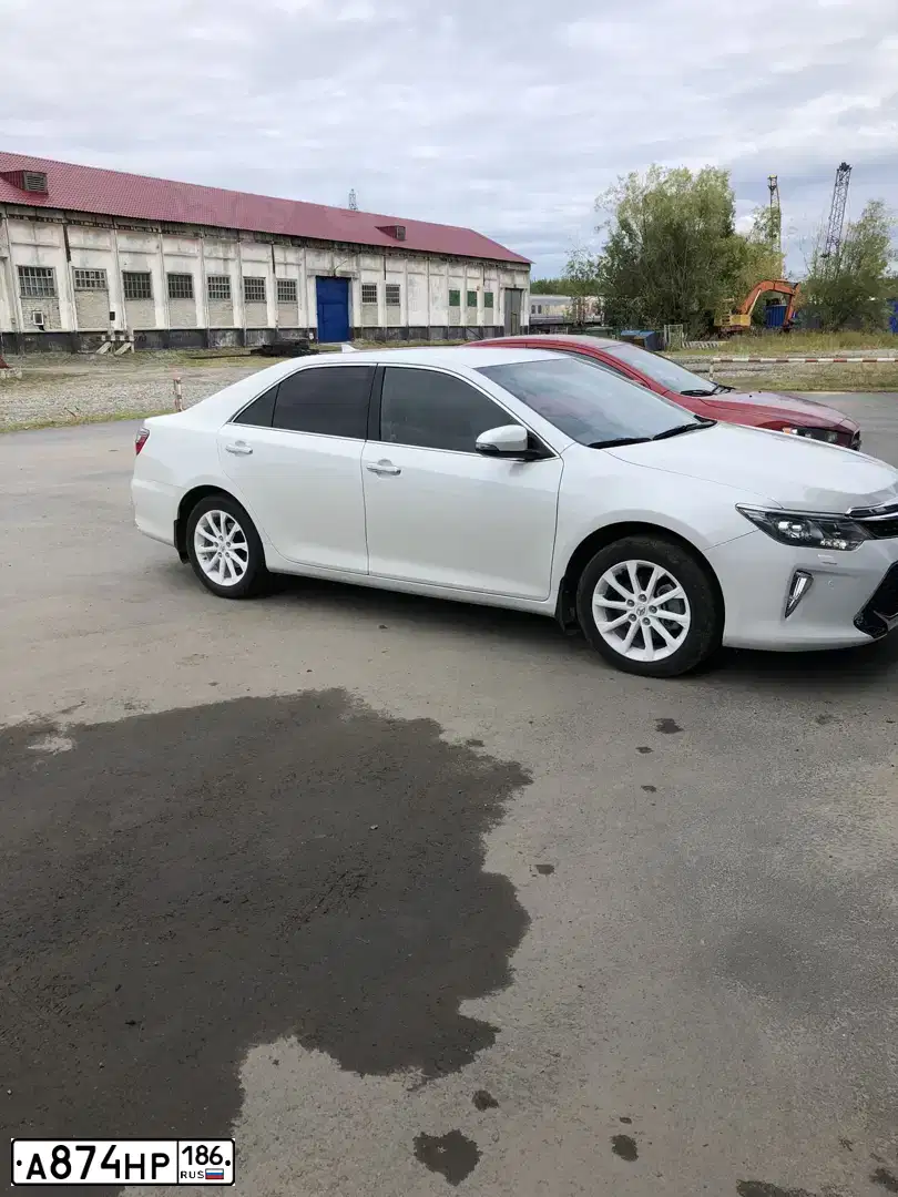 Фото автомобиля TOYOTA CAMRY, 2017 — госномер С676АО196. Цвет: Белый