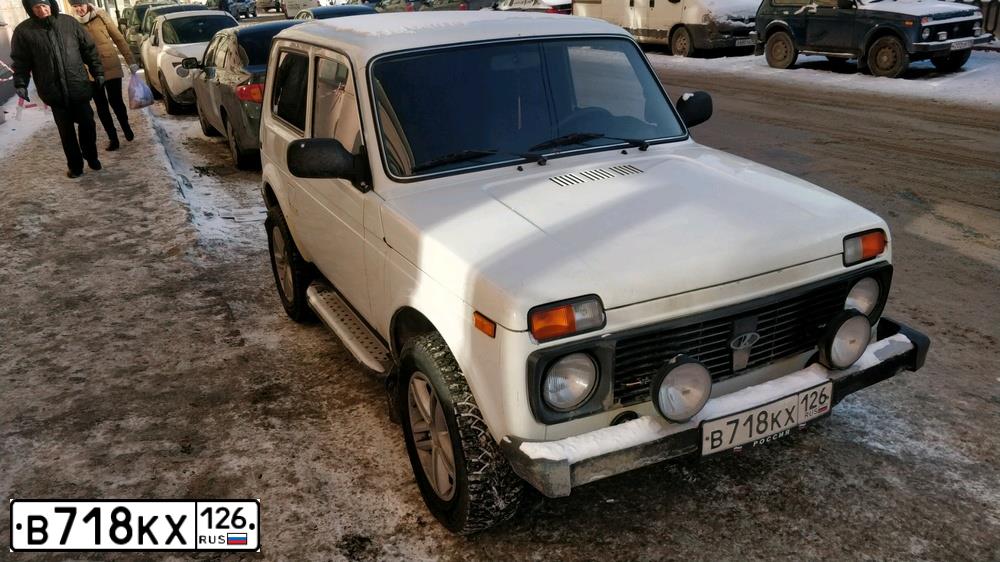 Фото автомобиля LADA 2121 NIVA, 2011 — госномер В718КХ126. Цвет: ЯРКО-БЕЛЫЙ