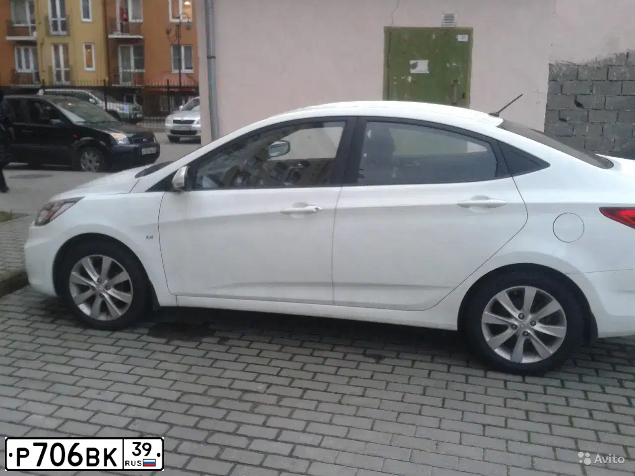 Фото автомобиля HYUNDAI SOLARIS, 2013 — госномер Р706ВК39. Цвет: БЕЛЫЙ