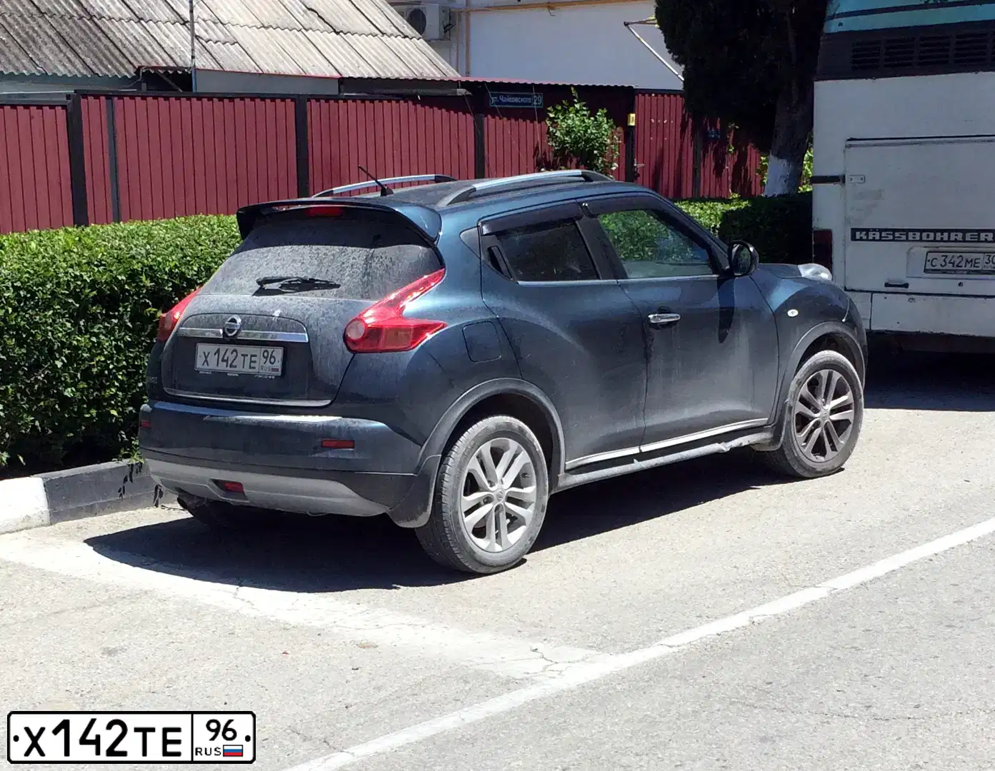 Фото автомобиля NISSAN JUKE, 2012 — госномер Х142ТЕ96. Цвет: Т. СИНИЙ