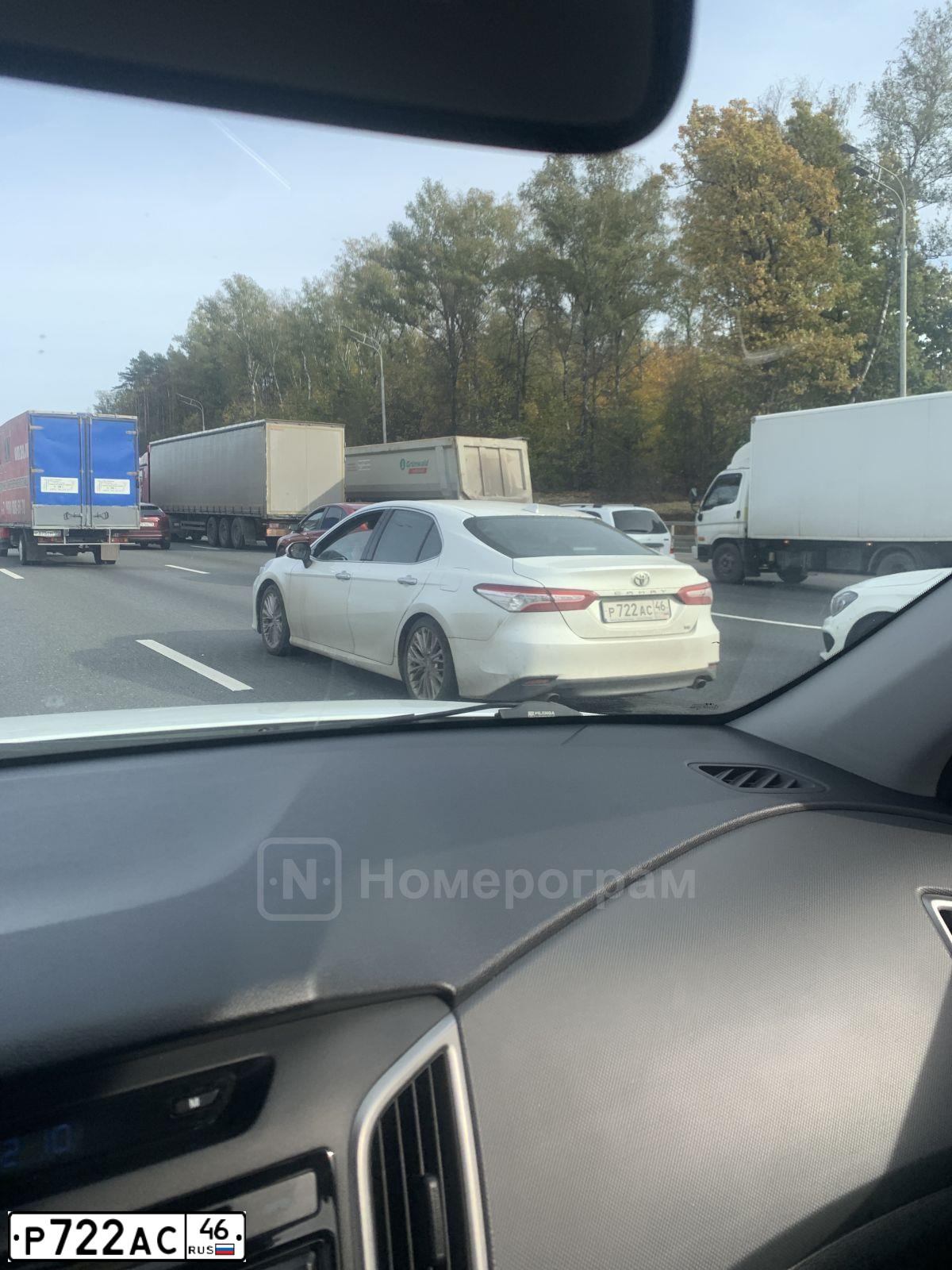 Фото автомобиля TOYOTA CAMRY, 2020 — госномер Р722АС46. Цвет: Белый