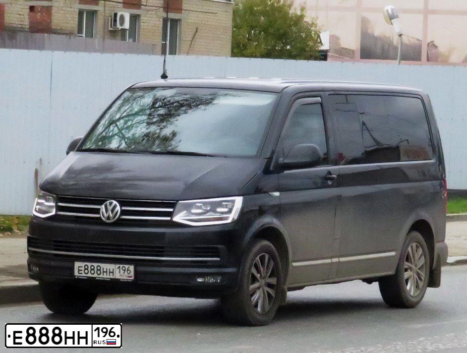 Фото автомобиля VOLKSWAGEN MULTIVAN, 2015 — госномер Е888НН196. Цвет: ЧЕРНЫЙ