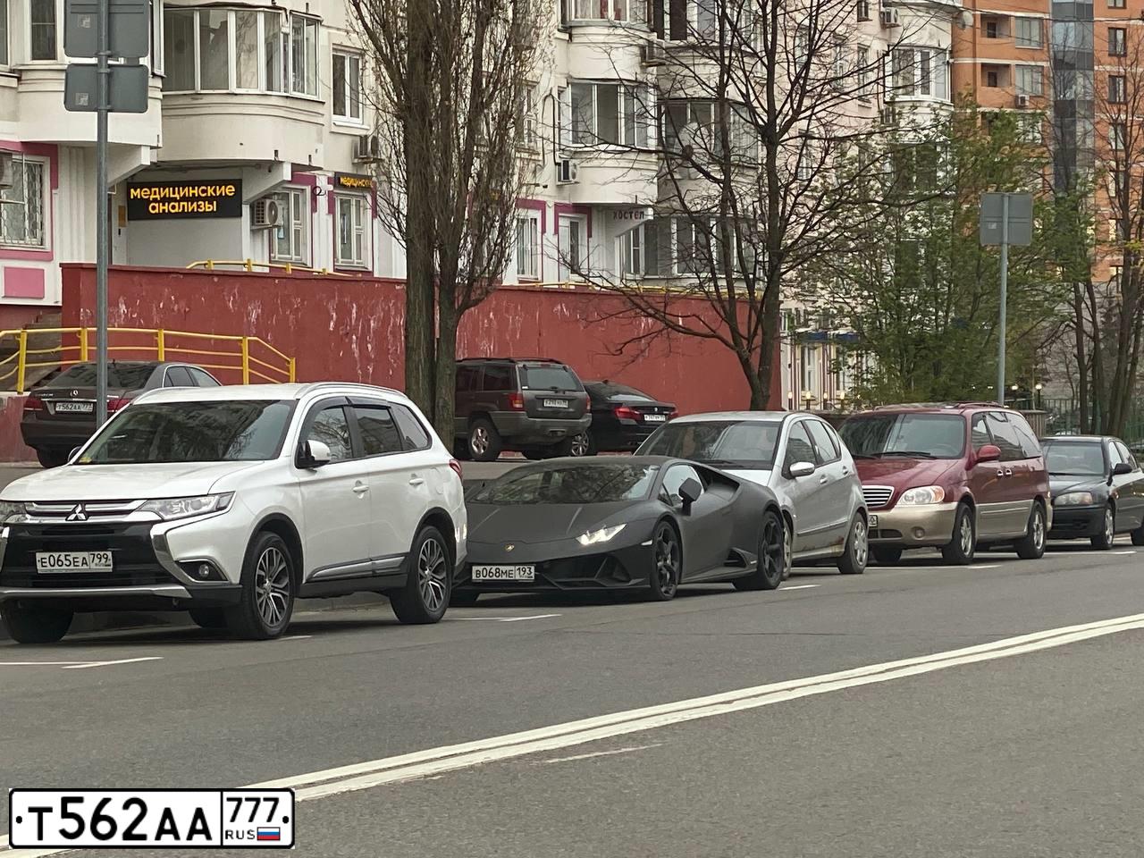 Фото автомобиля MERCEDES E-KLASSE, 2013 — госномер Т562АА777. Цвет: Коричневый