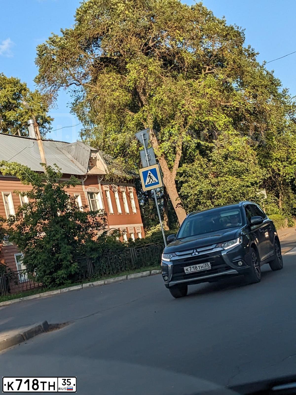 Фото автомобиля MITSUBISHI OUTLANDER, 2016 — госномер К718ТН35. Цвет: СЕРЫЙ
