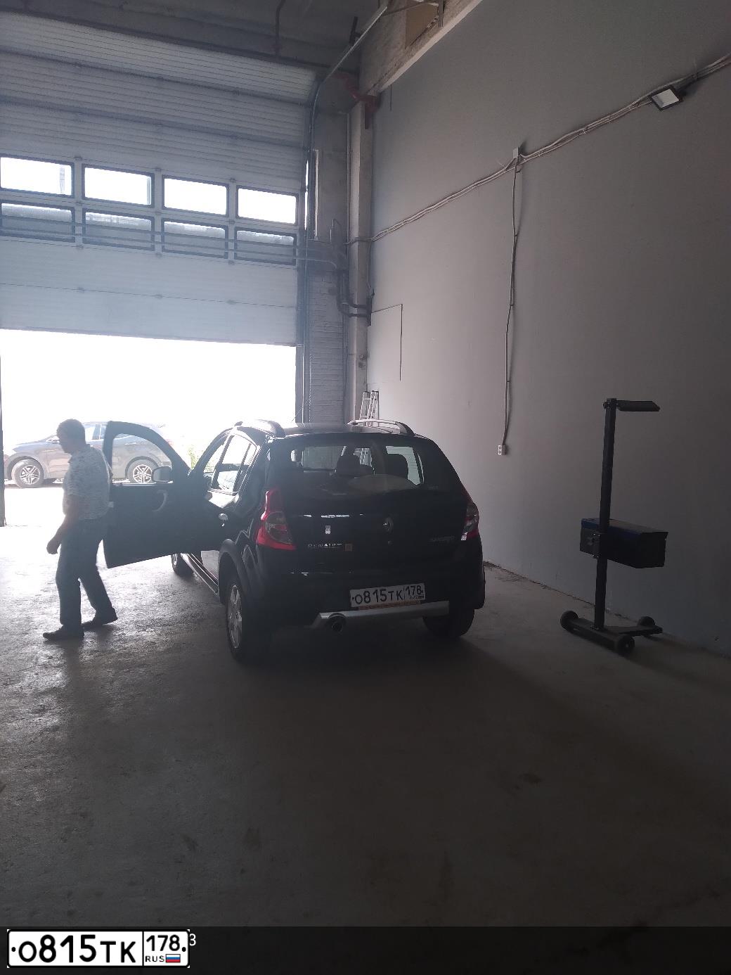 Фото автомобиля RENAULT SANDERO, 2013 — госномер О815ТК178. Цвет: ЧЕРНЫЙ