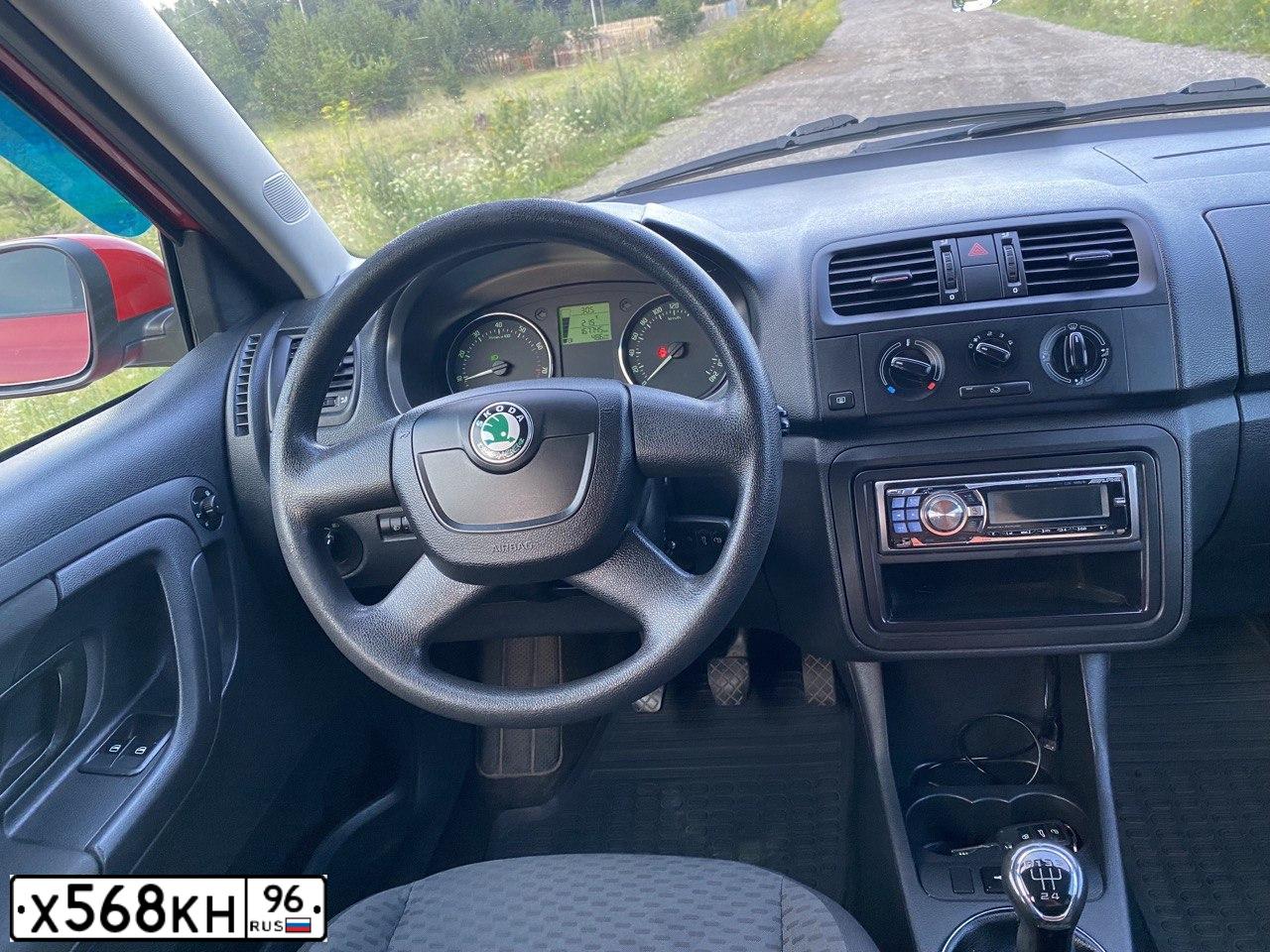 Фото автомобиля SKODA FABIA, 2010 — госномер С112УА196. Цвет: Красный