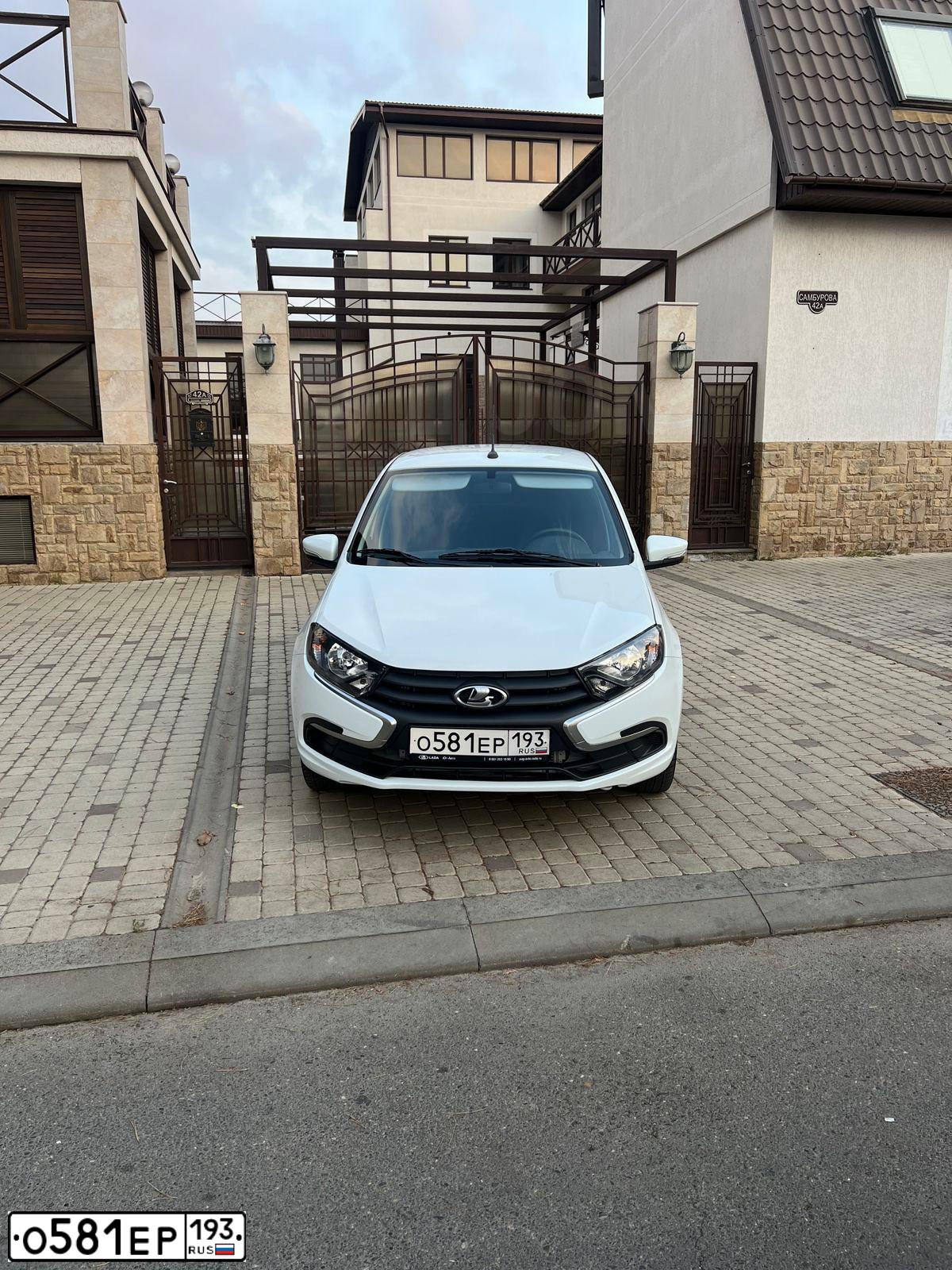 Фото автомобиля LADA GRANTA 219040, 2022 — госномер М413ХА82. Цвет: Белый