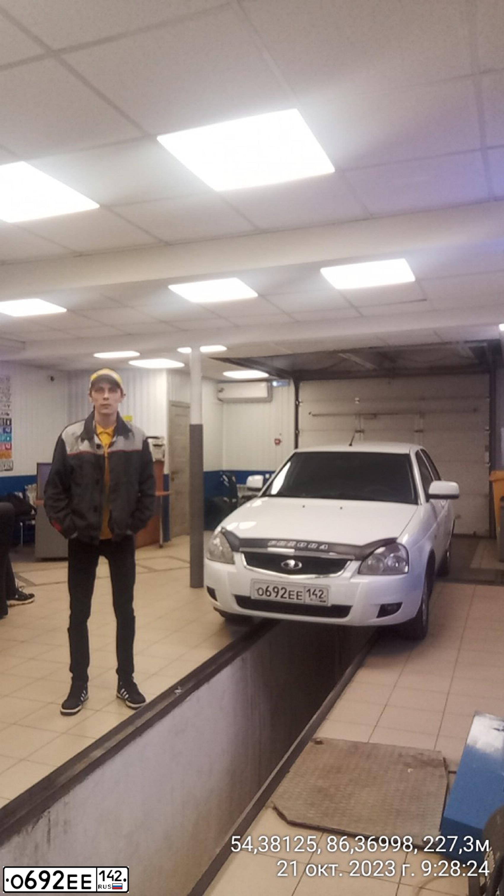 Фото автомобиля LADA 2172 PRIORA, 2014 — госномер О692ЕЕ142. Цвет: Белый