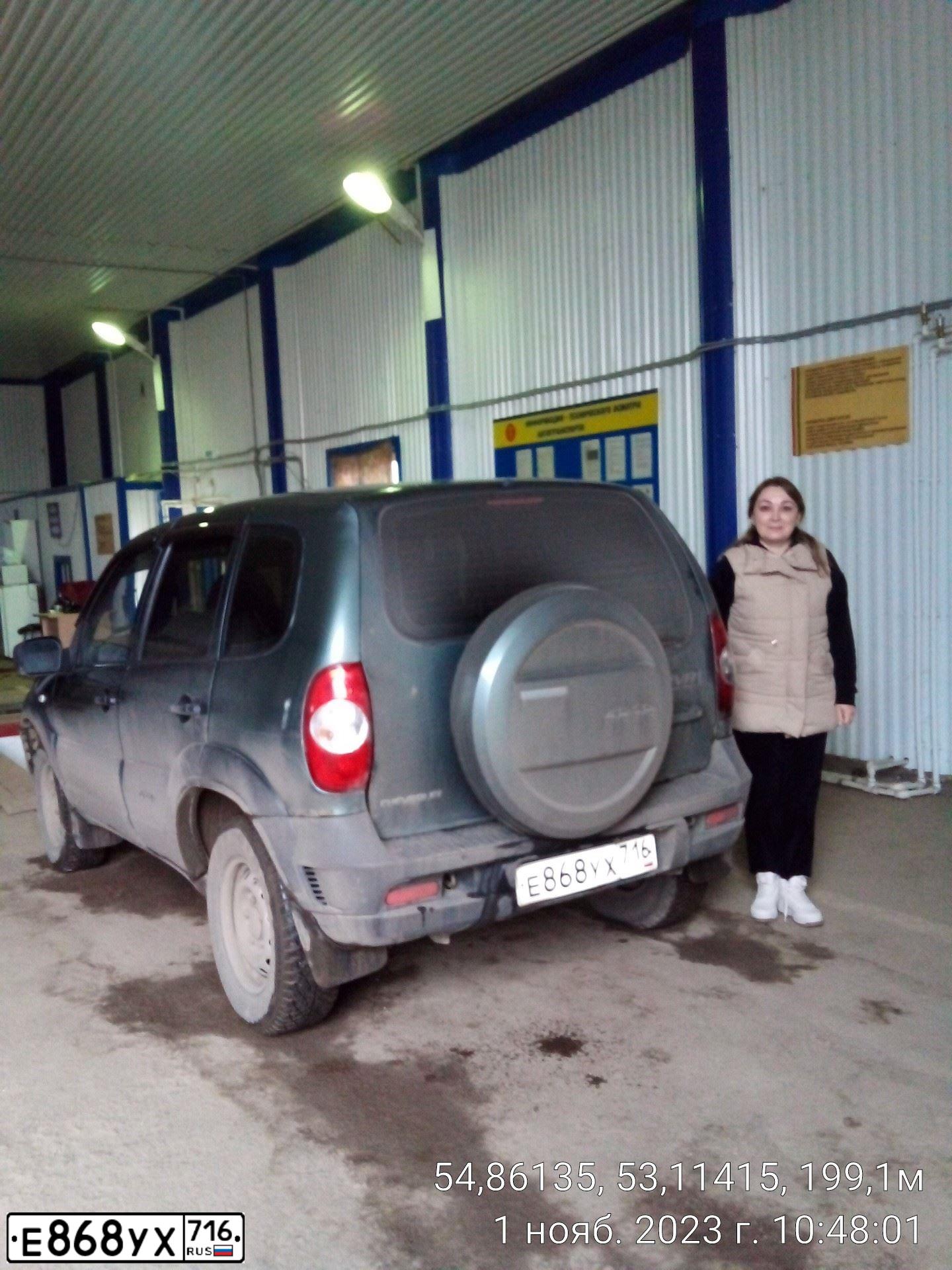 Фото автомобиля CHEVROLET NIVA, 2011 — госномер Е868УХ716. Цвет: темный серо-зеленый металлик