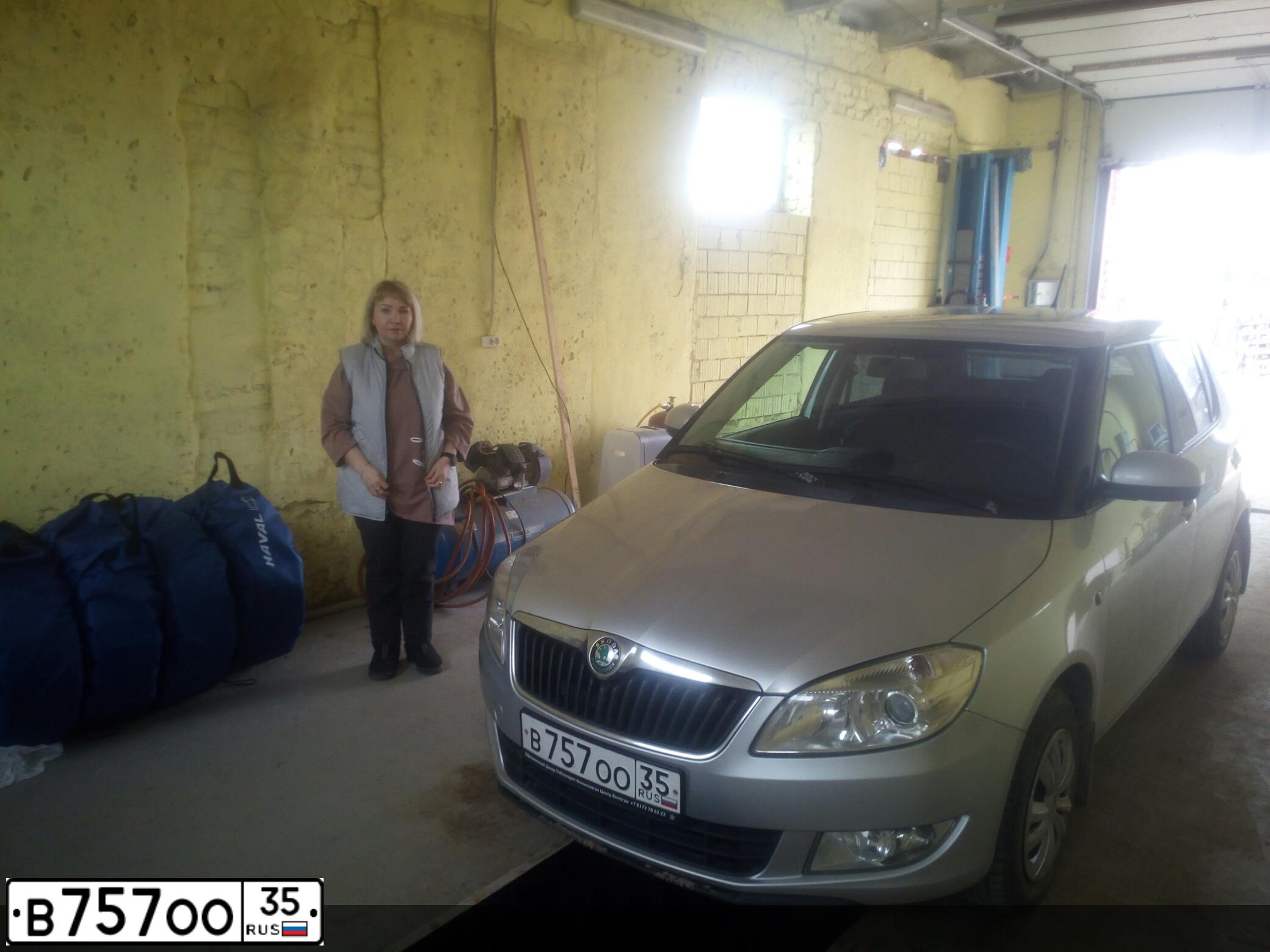 Фото автомобиля SKODA FABIA, 2011 — госномер В757ОО35. Цвет: Серебристый