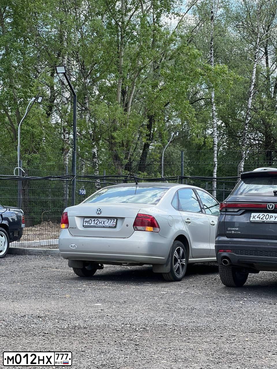 Фото автомобиля VOLKSWAGEN POLO, 2014 — госномер М012НХ777. Цвет: СЕРЕБРИСТО - ЖЕЛТЫЙ