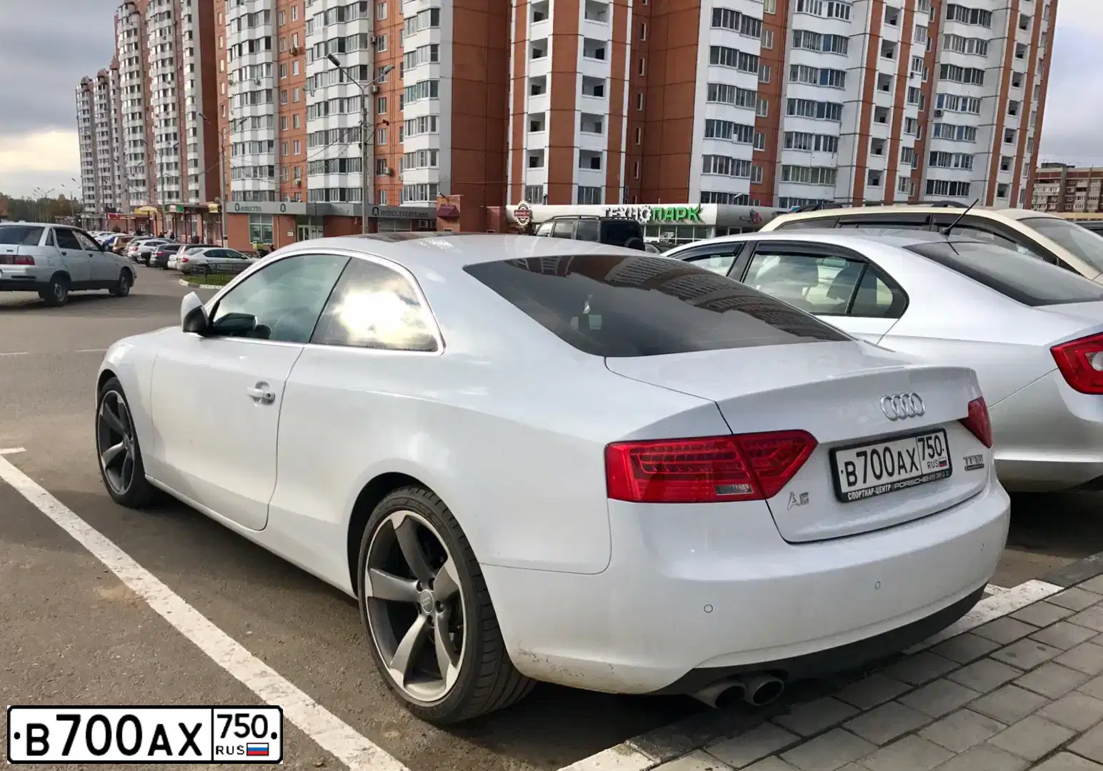 Фото автомобиля AUDI A5, 2015 — госномер В700АХ750. Цвет: Белый