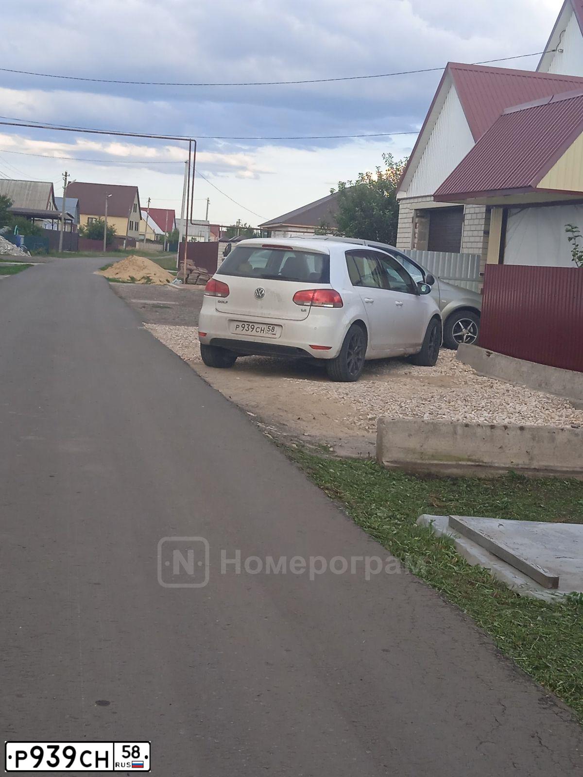 Фото автомобиля VOLKSWAGEN GOLF, 2010 — госномер Р939СН58. Цвет: Белый