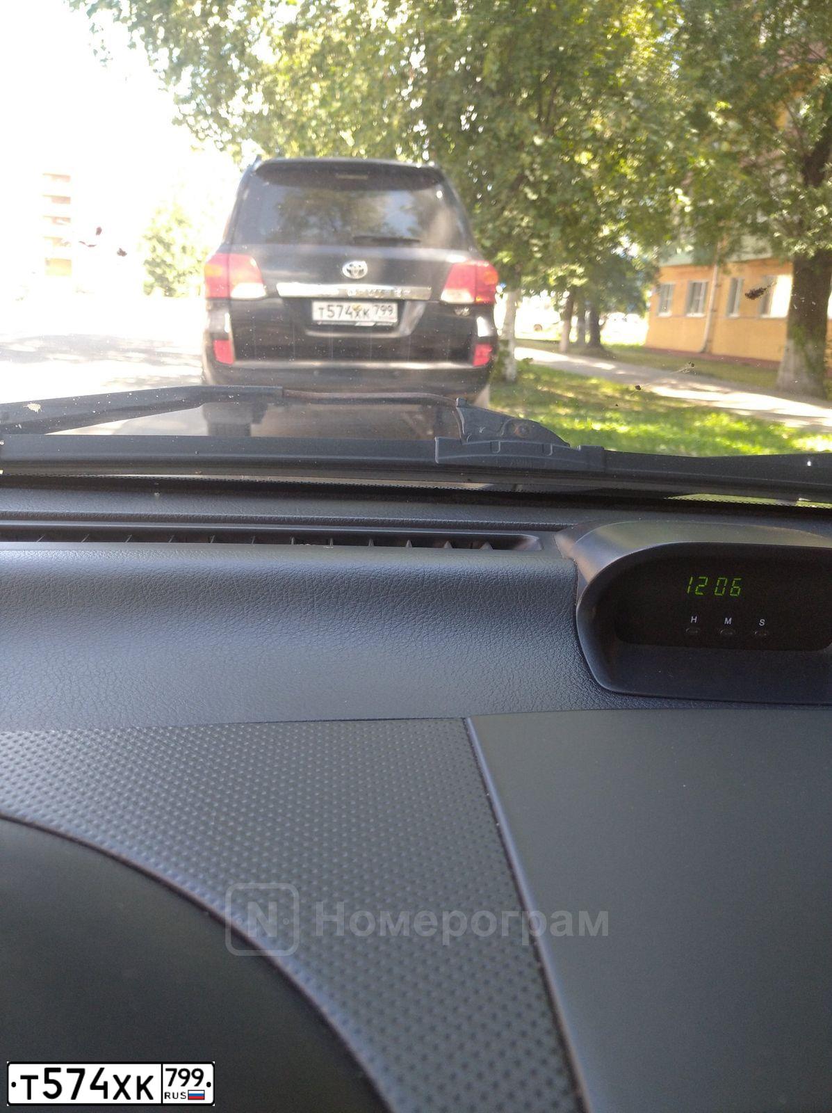 Фото автомобиля TOYOTA LANDCRUISER 200, 2012 — госномер Т574ХК799. Цвет: ЧЕРНЫЙ
