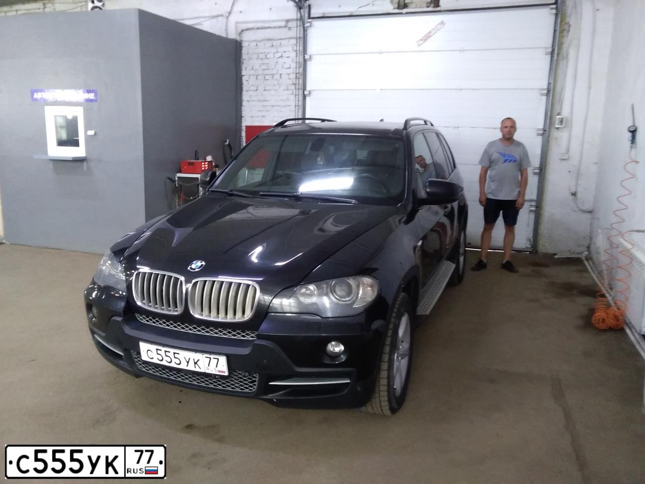 Фото автомобиля MAN N TGS 2633.XXX 6X4, 2012 — госномер С555УК77. Цвет: ОРАНЖЕВЫЙ