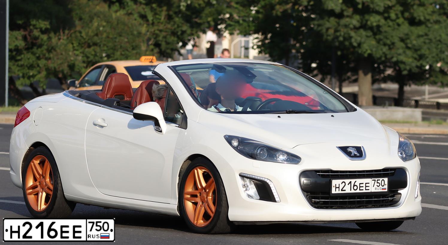 Фото автомобиля PEUGEOT T 308, 2012 — госномер Н216ЕЕ750. Цвет: Белый