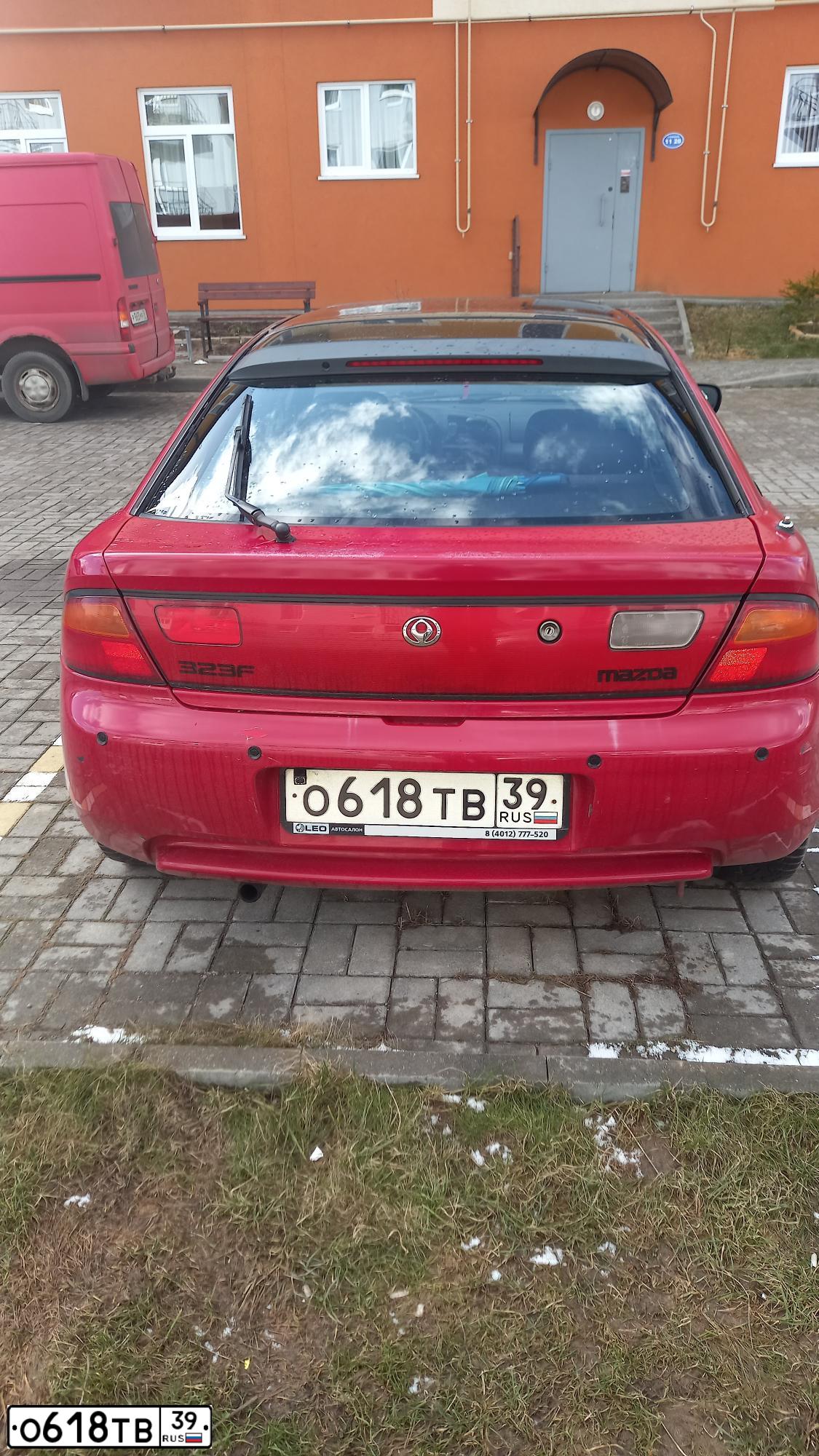 Фото автомобиля MAZDA 323, 1995 — госномер С354УК39. Цвет: КРАСНЫЙ, ЧЕРНЫЙ