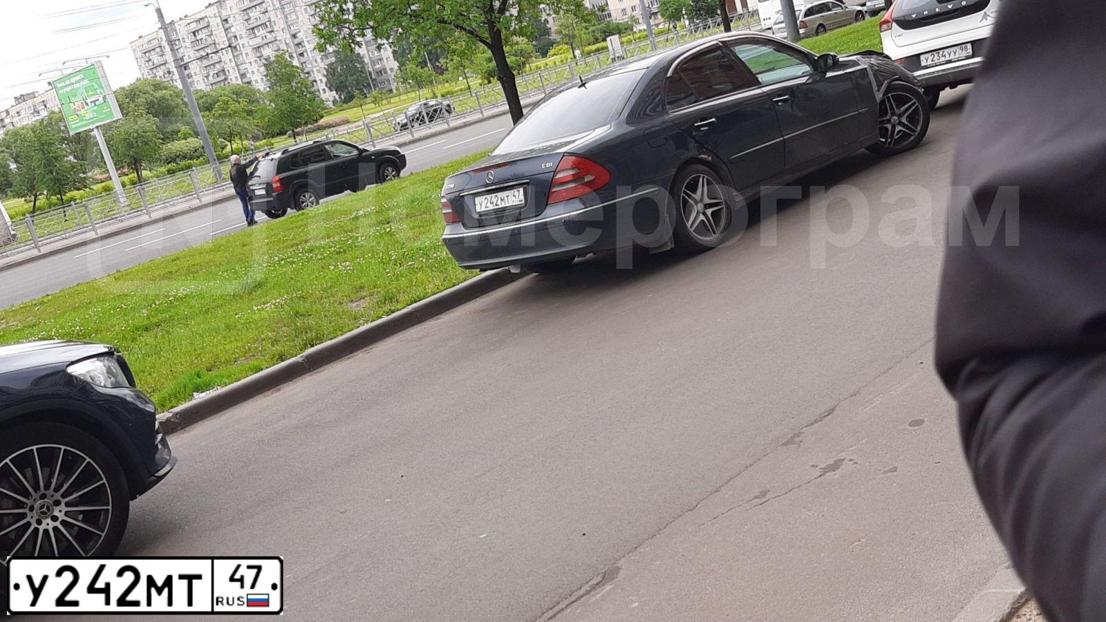 Фото автомобиля MERCEDES E-KLASSE, 2004 — госномер У242МТ47. Цвет: ЧЕРНЫЙ