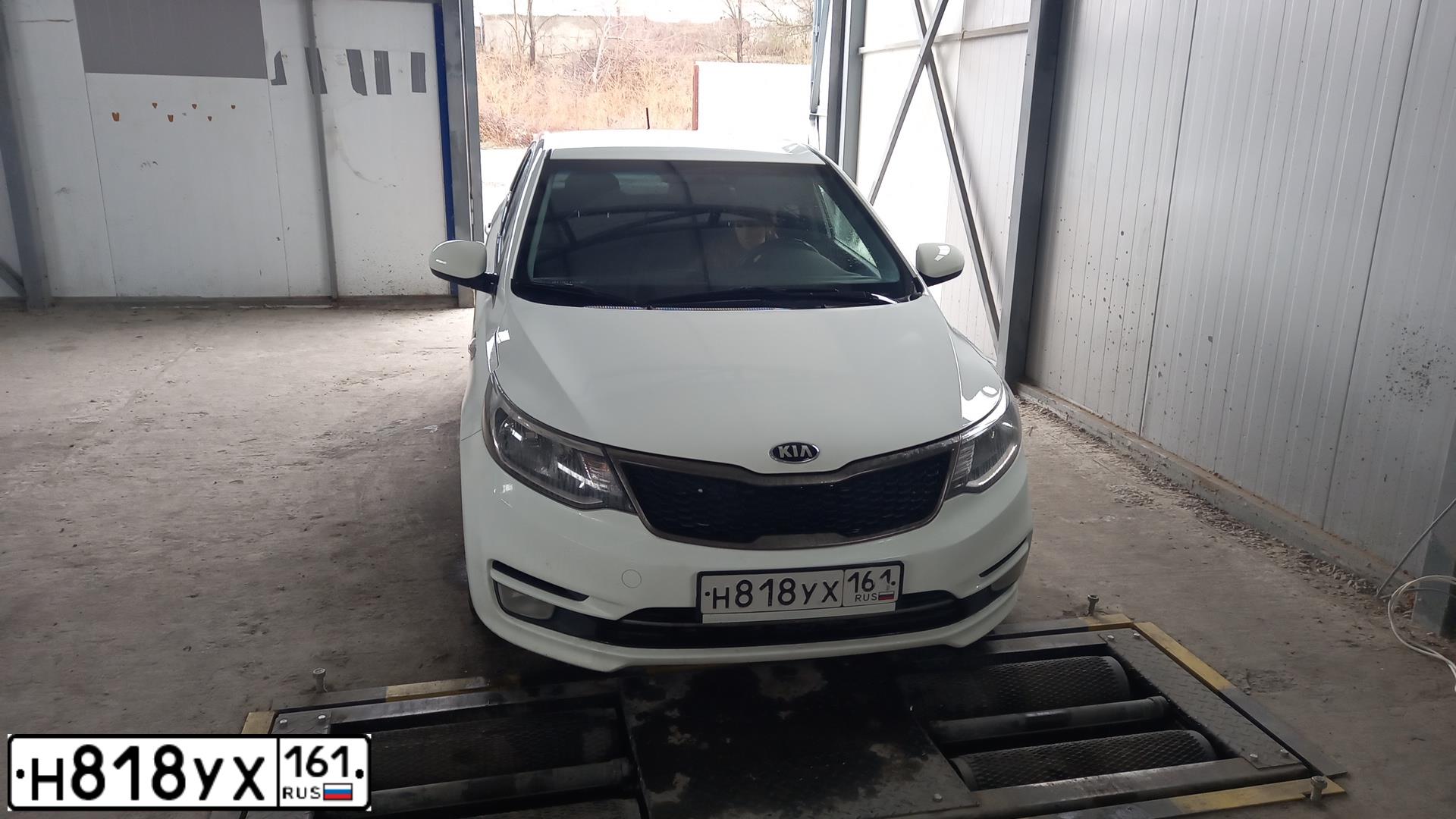 Фото автомобиля KIA RIO, 2016 — госномер Н818УХ161. Цвет: Белый
