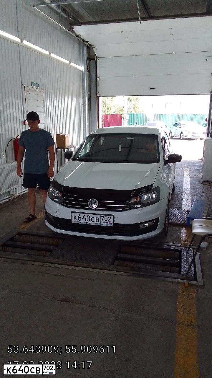 Фото автомобиля VOLKSWAGEN POLO, 2018 — госномер К640СВ702. Цвет: Белый