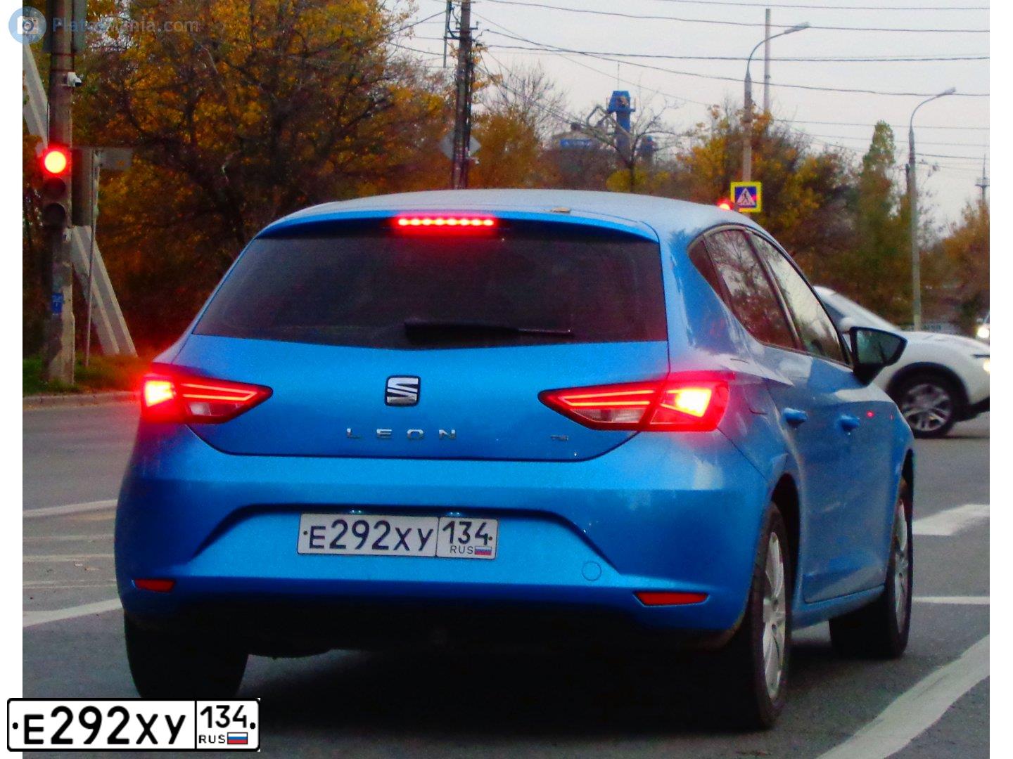 Фото автомобиля SEAT LEON, 2013 — госномер Е292ХУ134. Цвет: ГОЛУБОЙ